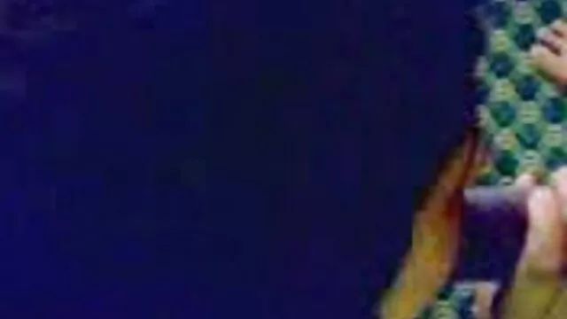 Người lớn, không giấy đăng ký  Người phụ nữ trên đi văng mát xa âm đạo và nhét dương vật giả trong suốt vào khe hở sec dit nhau loan luan