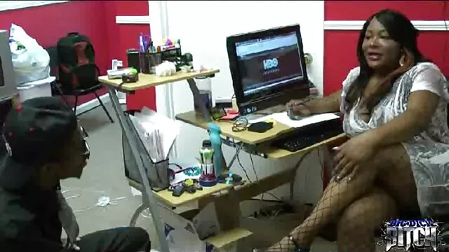 Người lớn, không giấy đăng ký  Gà con fucked phim sec gia dinh cô ấy bạn trai với một strapon