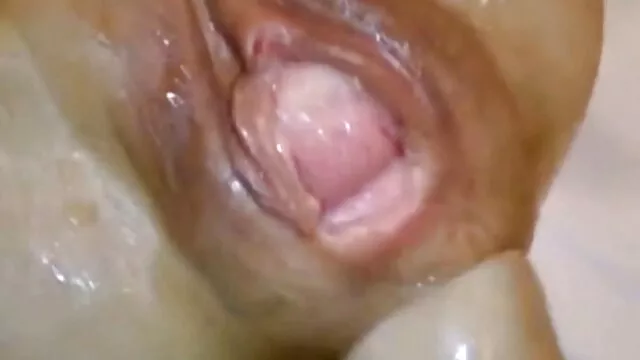 Người lớn, không giấy đăng ký  Bà mẹ tóc đen đi ủng và quần ngố dang rộng hai chân trên giường và lộ ra coi phim sec loan luan một cái khe