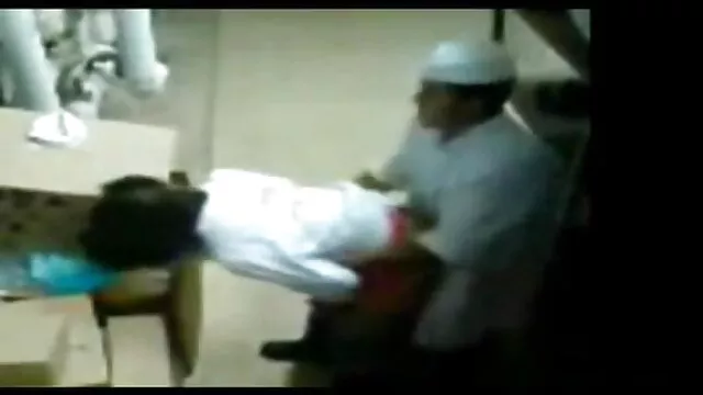 Người lớn, không giấy đăng ký  Masseur tóc ngắn ngang trán hẹp mắt khách hàng trong quần lót trong phim sec loan luan thuyet minh dầu bụi rậm