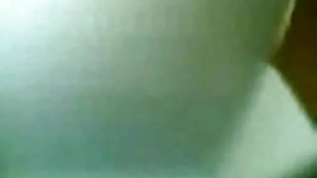 Người lớn, không giấy đăng ký  Gà con mặc áo len sọc phom sec loan luan nhe bạn mình và bú sữa từ vú