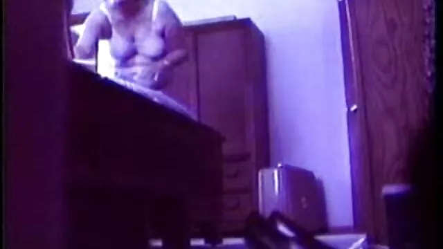 Người lớn, không giấy đăng ký  Một người phụ nữ Mỹ trong chiếc áo ngực hút một phim sec loan luan bo va con gai thành viên của những người được chọn và lao vào với anh ta trong quan hệ tình dục qua đường hậu môn trên giường