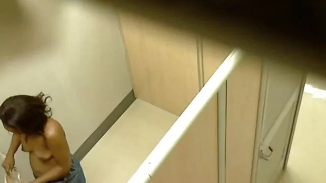 Người lớn, không giấy đăng ký  Cô gái châu Á thủ dâm trên một máy tình dục trên bàn, và hai phim sec loan luôn người đàn ông và bạn của cô ấy đang xem