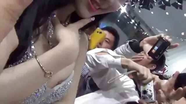Người lớn, không giấy đăng ký  Người hàng xóm đốt hai milfs bán khỏa thân trên đường phố và nhét một con cặc vào mũ của phim sec gia dinh loan luan họ