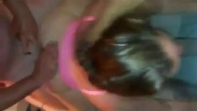 Người lớn, không giấy đăng ký  Một cô gái tóc vàng nhuộm với một bím tóc chị với sec loan lun một người bạn cùng phòng trên ghế