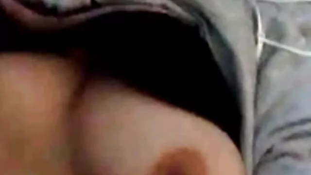 Người lớn, không giấy đăng ký  Milf sec loan luan ong chau vò nát lớn tits trong màu hồng peignoir và cho thấy bụi cây ở phía trước của cửa sổ
