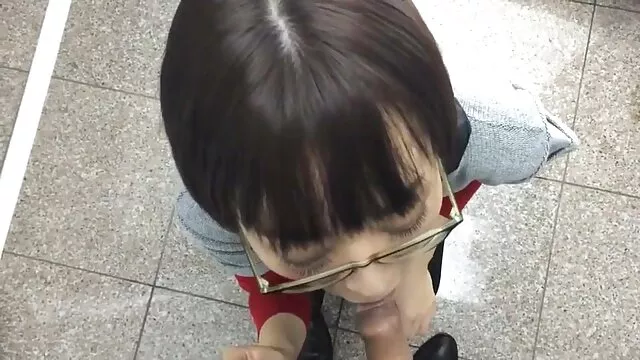Người lớn, không giấy đăng ký  Brunette cho chỉ miệng pim sec cha chong nang dau và đít