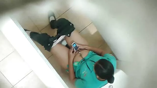 Người lớn, không giấy đăng ký  Tóc đỏ có một người bạn với xecloan luân một chiếc dây đeo
